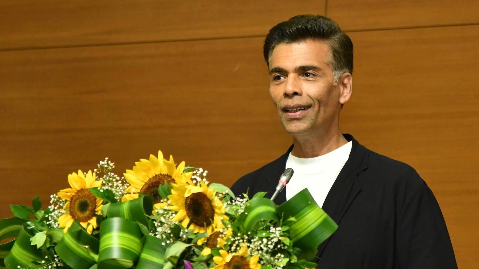Karan Johar chiede tutela legale contro l'uso non autorizzato della sua immagine AI
