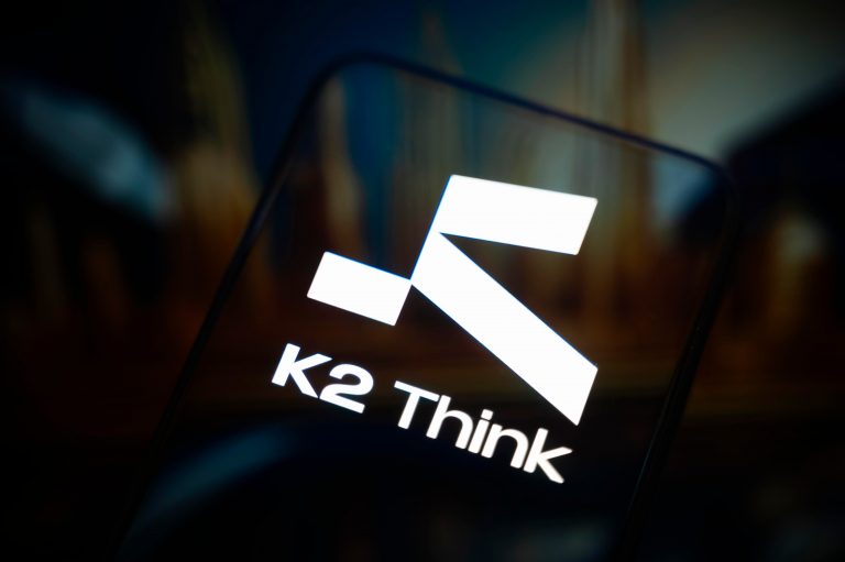Emirati svelano K2 Think: AI open-source rivoluzionaria