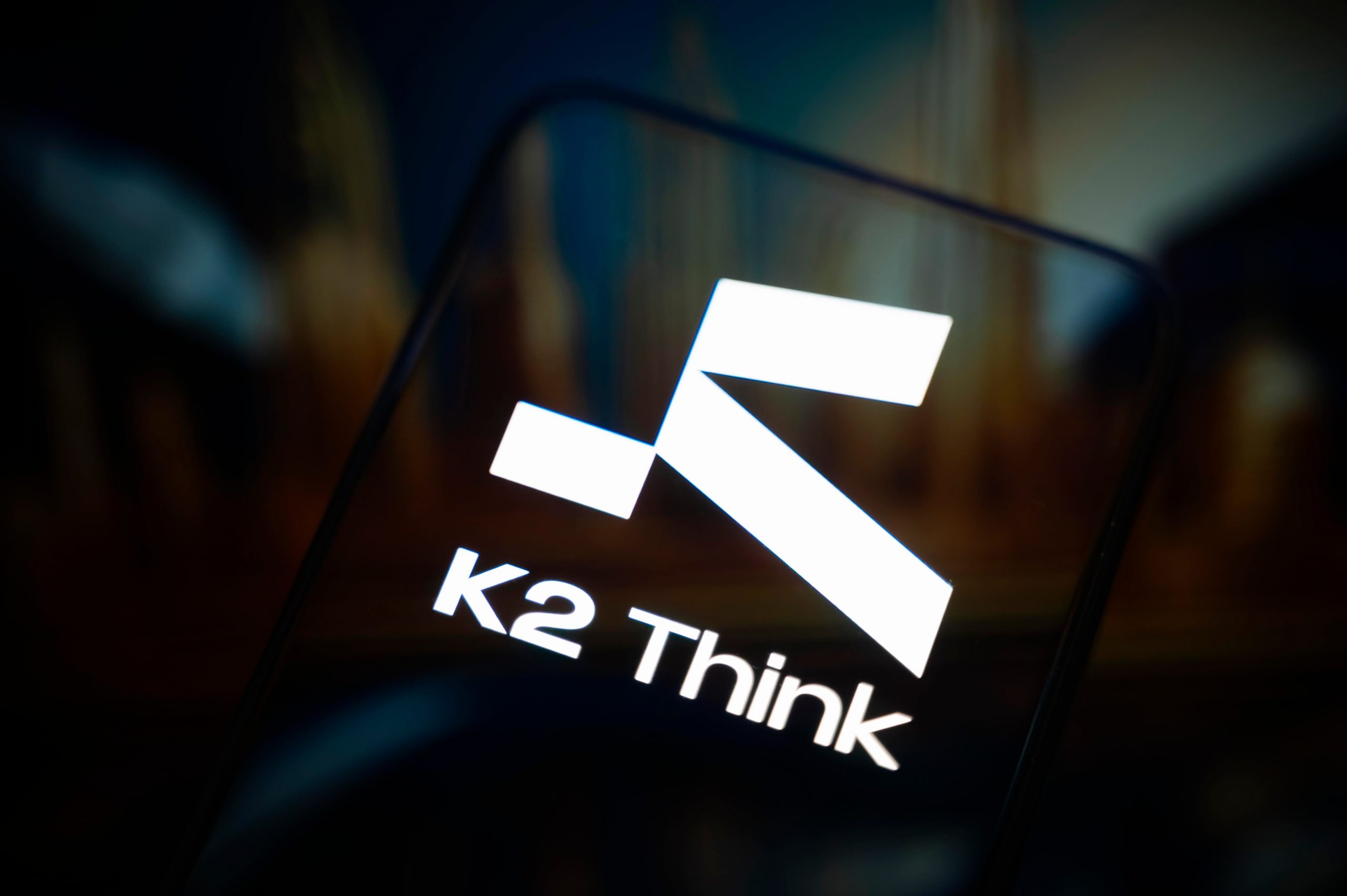 Emirati svelano K2 Think: AI open-source rivoluzionaria
