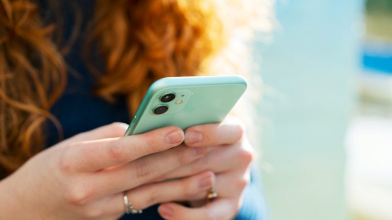 OpenAI: oltre metà utenti ChatGPT sono donne, conversazioni sempre più personali