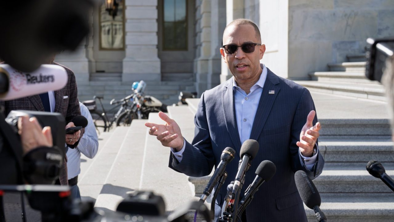 Trump usa video AI per attacchi politici, Speaker Johnson invita a non rispondere