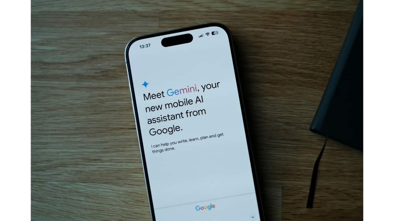 Google Nano Banana sfida Adobe Firefly nel mercato AI per editing immagini