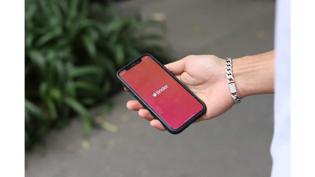 Tinder lancia AI per incontri più compatibili