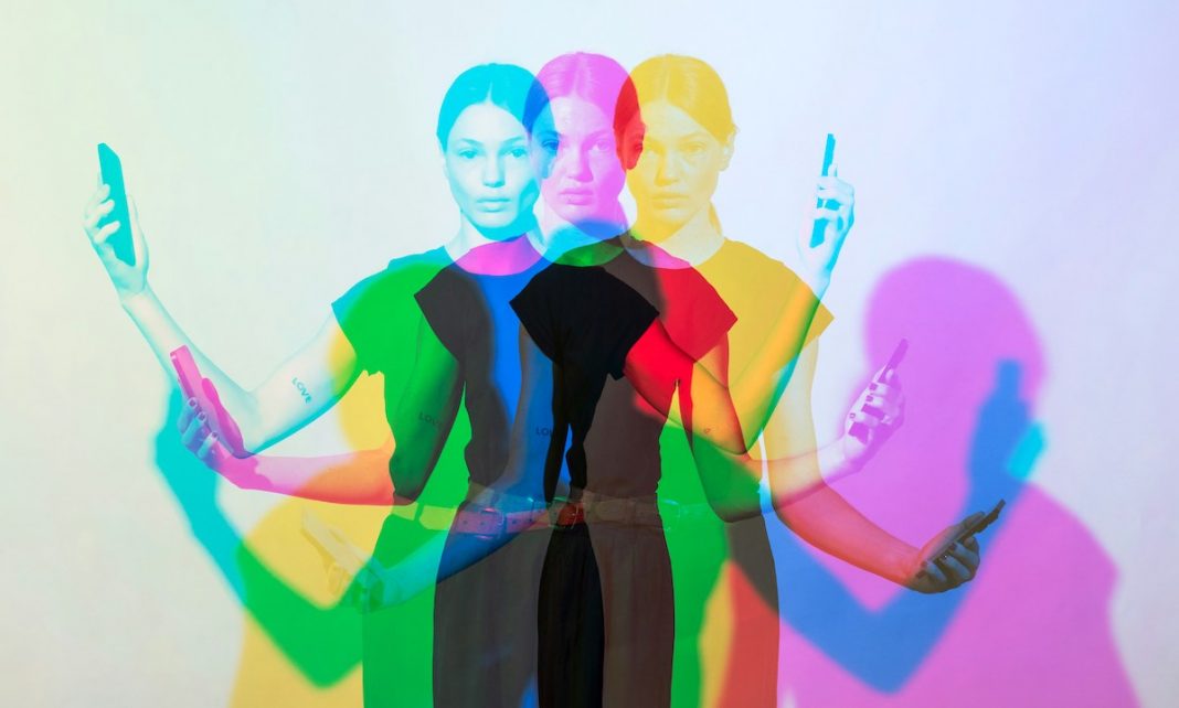 Meta, Pinterest e Reddit regolano contenuti AI